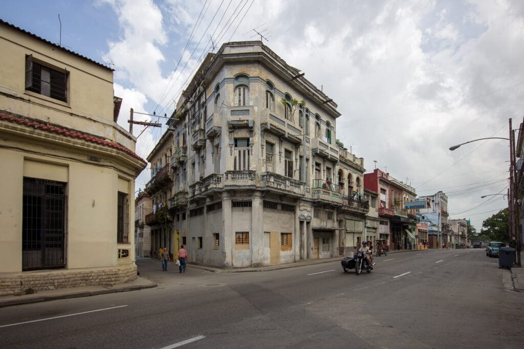 Coin de Rue à La Havane : Entre Architecture et Vie Urbaine