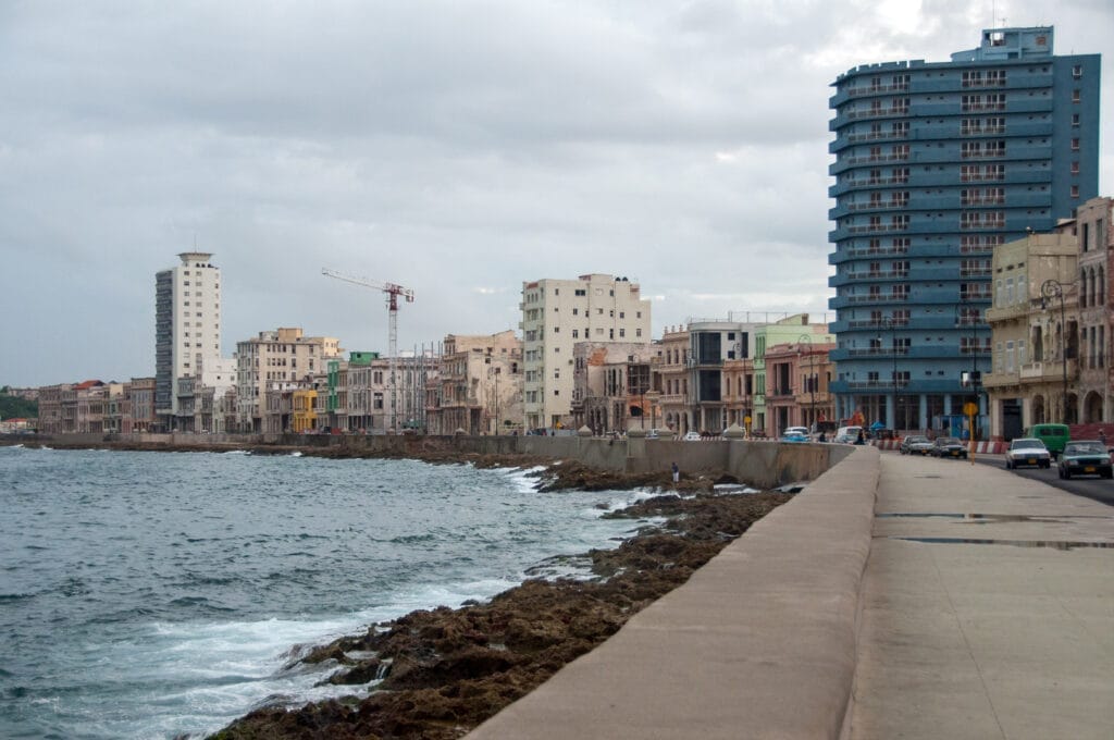 Le Malecón de La Havane : Entre Mer et Ville