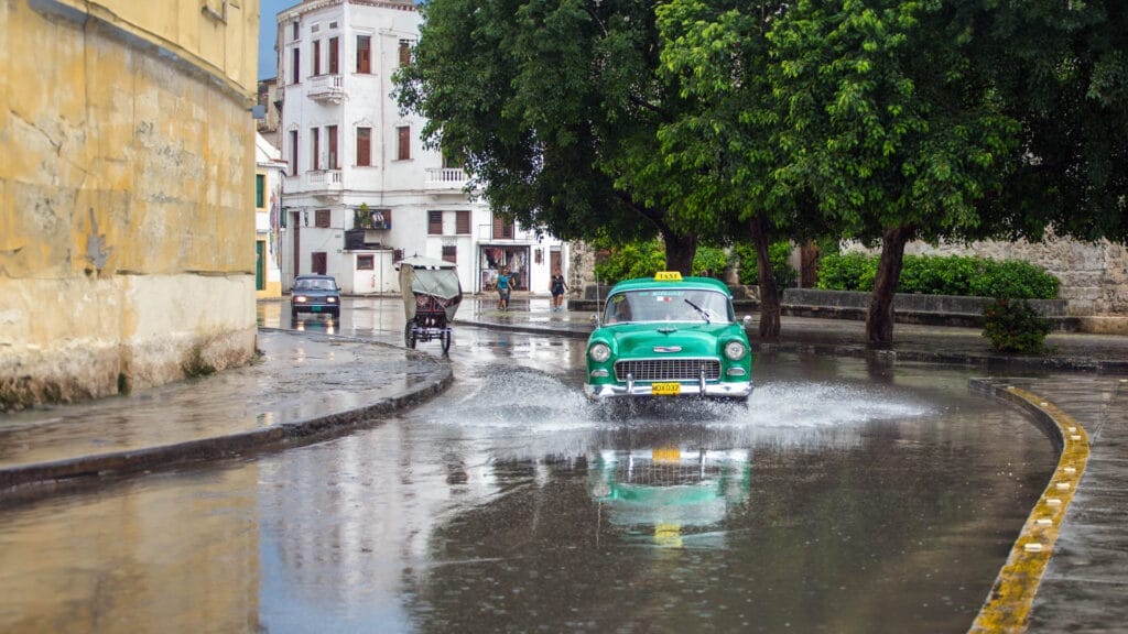 Taxi sous la Pluie : Une Courbe à La Havane